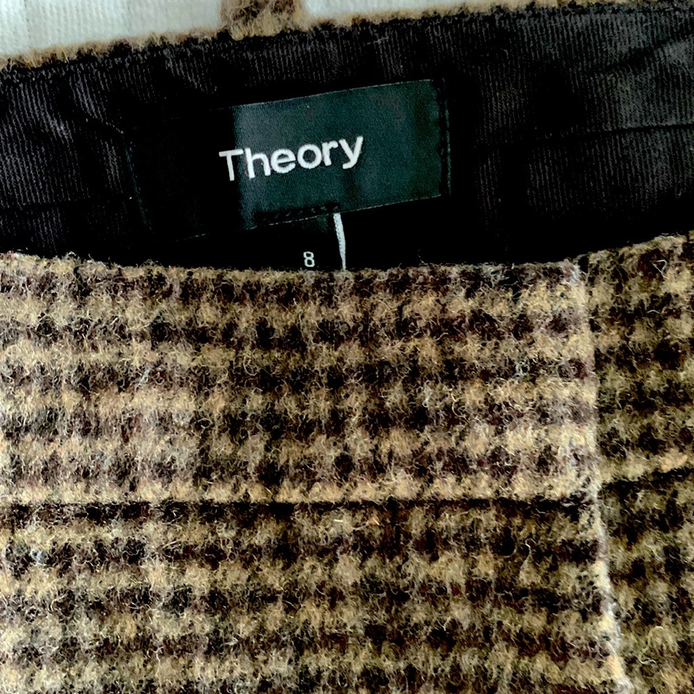 Theory wool pants, lined with front pockets. Slim fit, size 8.